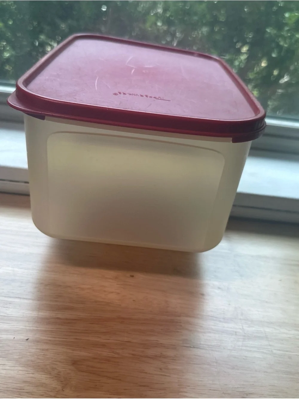 Vintage Tupperware 18 cup 4.3 liter container with Red Lid